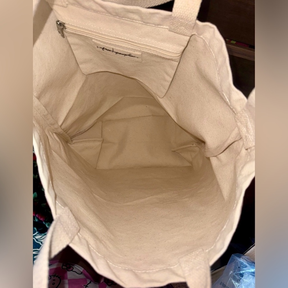 NWOT FREE PEOPLE Cream Canvas Tote with Black Floral Heart Graphic - Picture 4 of 8